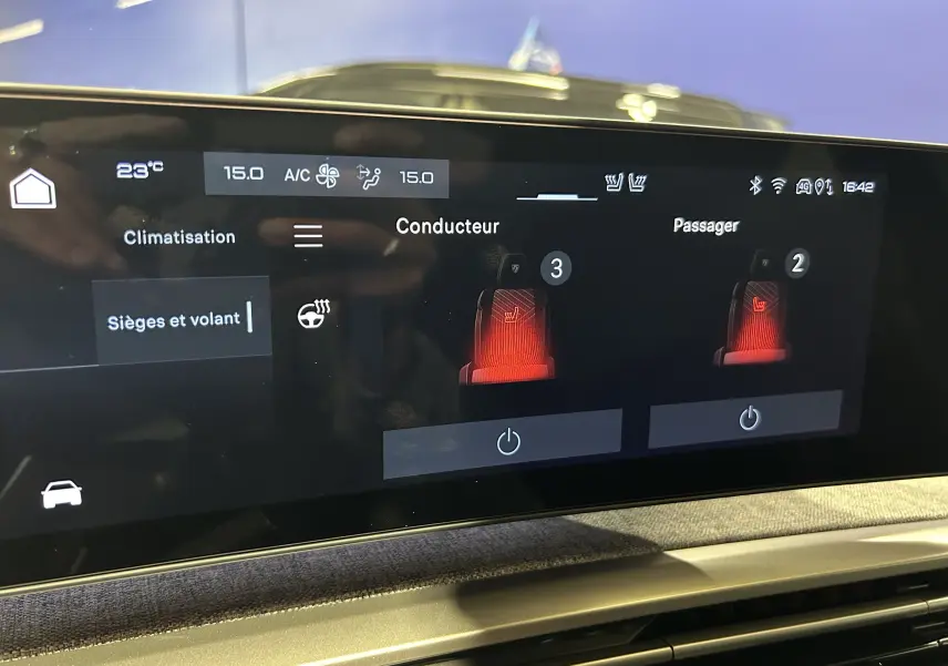 Écran tactile intérieur du Peugeot 3008 bleu Obsession montrant les réglages des sièges et volant chauffants.