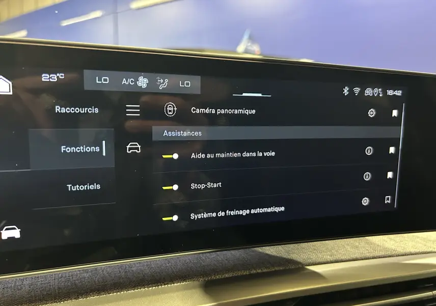 Écran tactile intérieur du Peugeot 3008 Hybrid 2025 affichant les assistances à la conduite, vue rapprochée du tableau de bord.