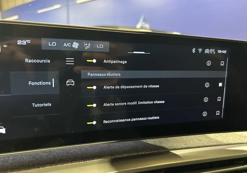Écran tactile intérieur du Peugeot 3008 III Hybrid 145 affichant les réglages d’alerte et reconnaissance des panneaux routiers.