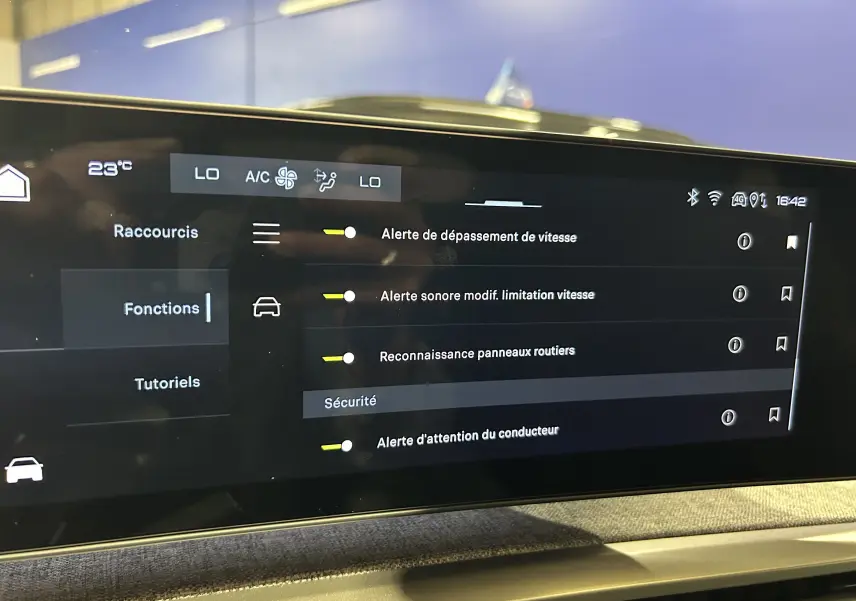 Écran tactile intérieur du Peugeot 3008 III Hybrid 145 GT affichant les réglages d'alertes de sécurité.