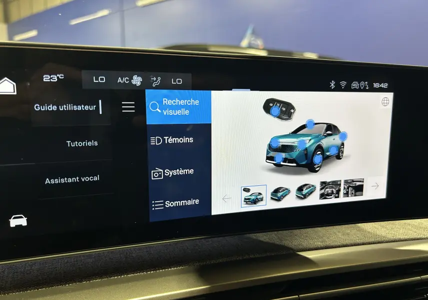 Écran tactile intérieur montrant l'interface de recherche visuelle avec une Peugeot 3008 bleu obsession en 3/4 avant.