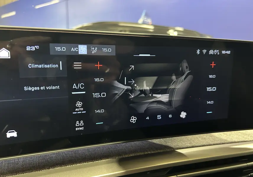 Écran tactile intérieur du Peugeot 3008 III Hybrid 2025 montrant les réglages de climatisation et sièges chauffants.