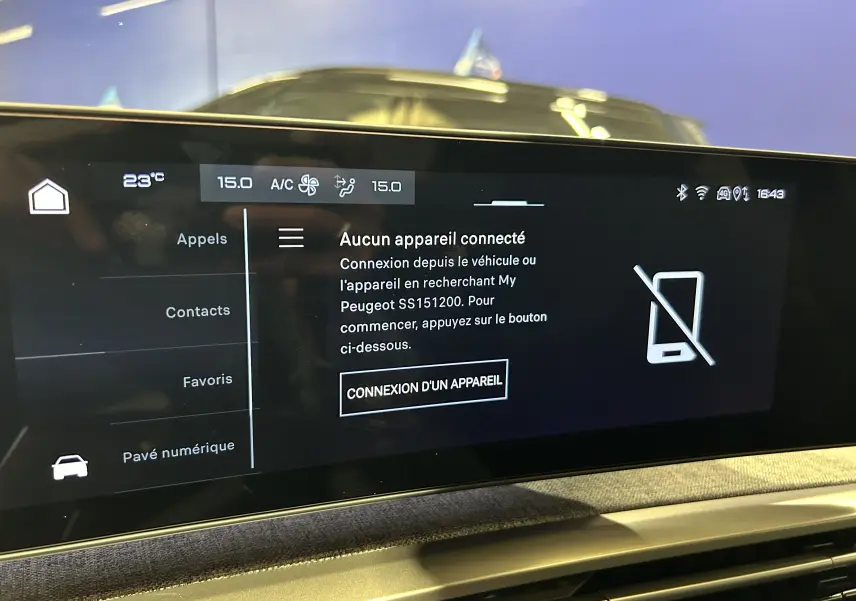 Écran tactile central du Peugeot 3008 III Hybrid 145 GT affichant la connexion Bluetooth inactive, intérieur noir.