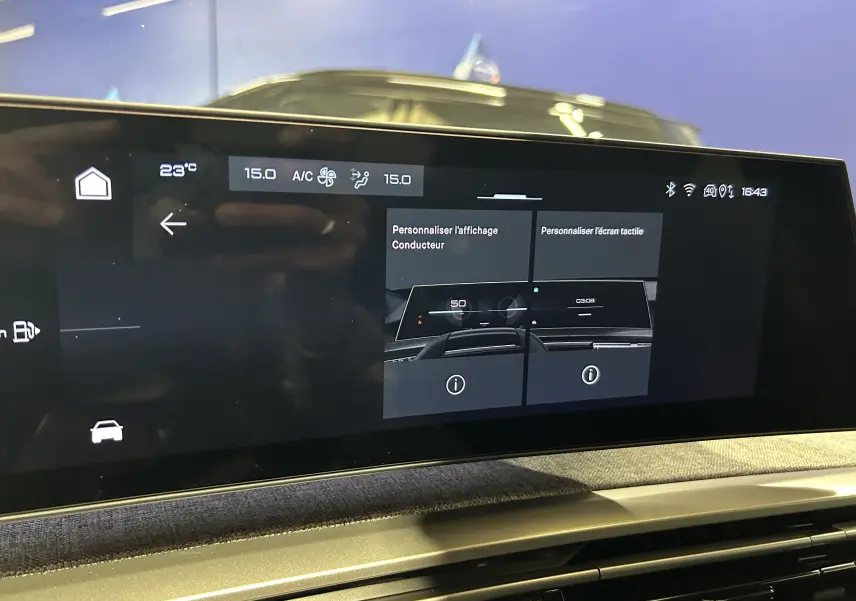Écran tactile central du Peugeot 3008 III Hybrid 145 GT montrant les options de personnalisation de l'affichage conducteur.