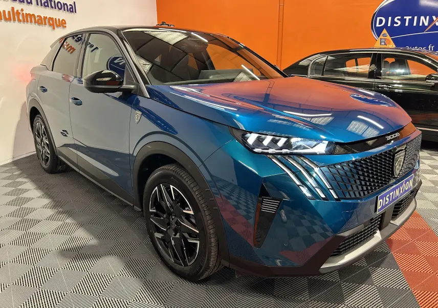 Peugeot 3008 III Hybrid bleu obsession en 3/4 avant droit, avec calandre distinctive et jantes noires.