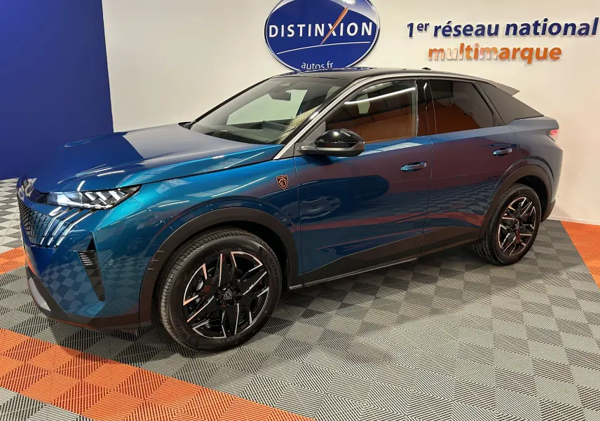 Peugeot 3008 III Hybrid bleu obsession en vue 3/4 avant droit, avec jantes noires et détails noirs brillants.