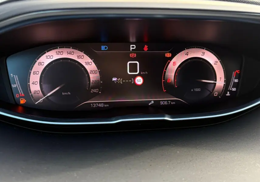Tableau de bord numérique du Peugeot 3008 1.5 BlueHDI GT affichant la vitesse et le régime moteur.
