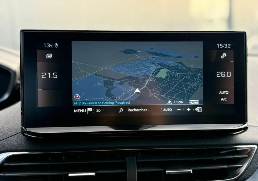 Écran tactile 10 pouces du GPS 3D du Peugeot 3008 GT 2023 avec affichage température et navigation.
