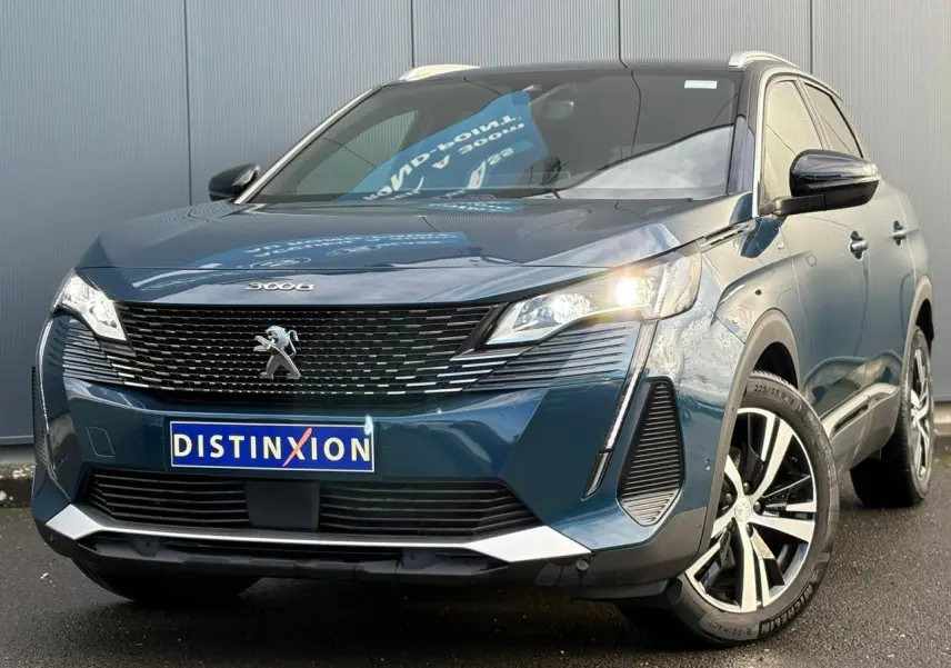 Peugeot 3008 GT bleu Célèbes en 3/4 avant droit, avec calandre noire et jantes alliage bi-ton diamantées.