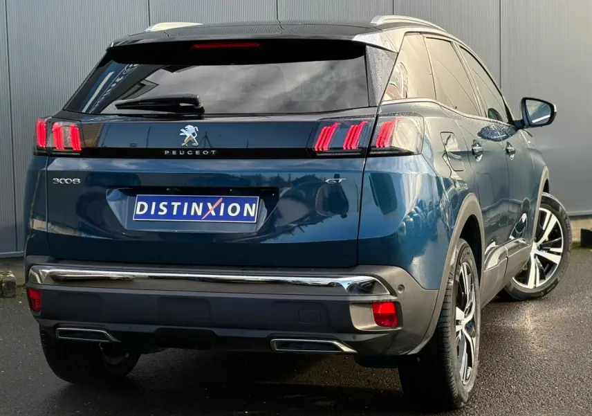 Vue 3/4 arrière droite du Peugeot 3008 GT bleu Célèbes avec toit noir et jantes alliage bi-ton.