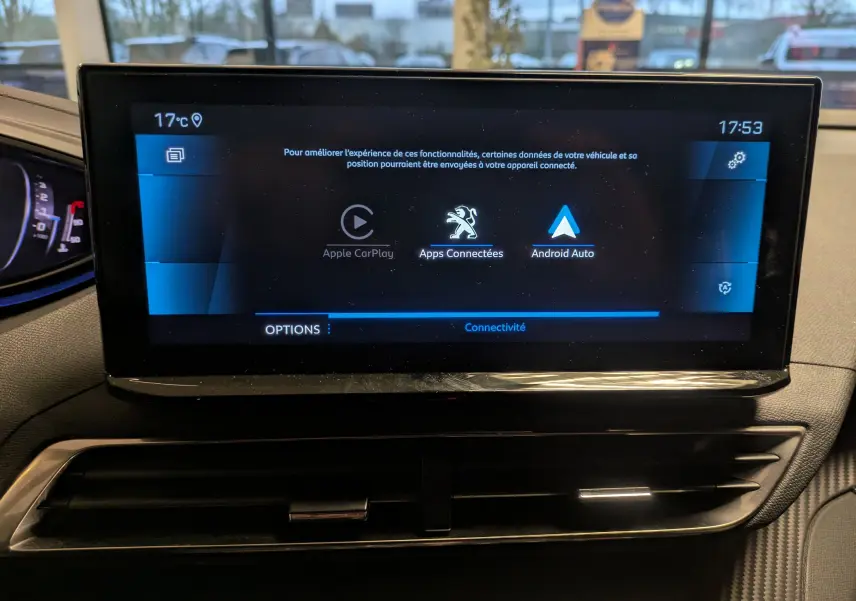 Écran tactile central du Peugeot 5008 2024 affichant les options Apple CarPlay, Apps Connectées et Android Auto, intérieur noir.