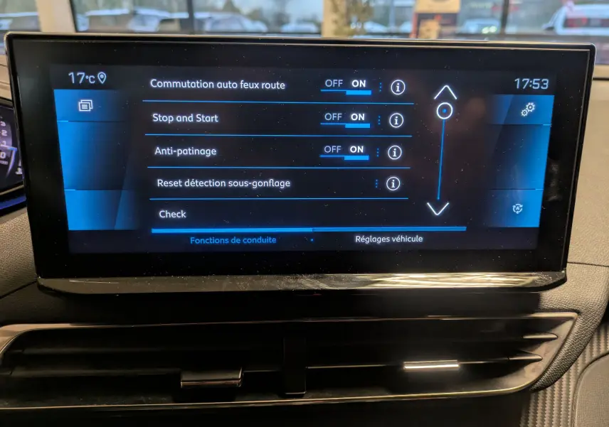 Écran tactile central du tableau de bord du Peugeot 5008 noir, affichant les réglages d'aide à la conduite.