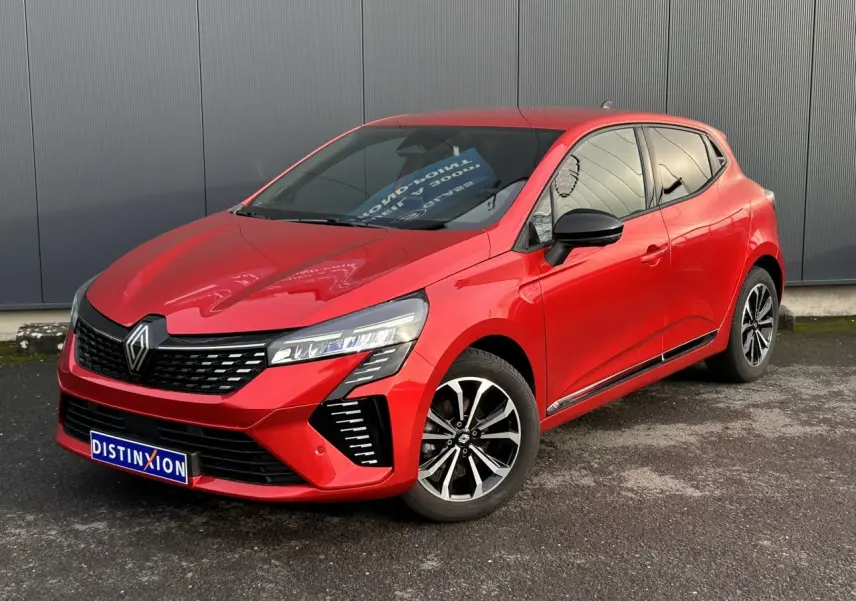 Renault Clio Rouge Désir vue 3/4 avant droit, avec jantes alliage et rétroviseurs noirs contrastants.