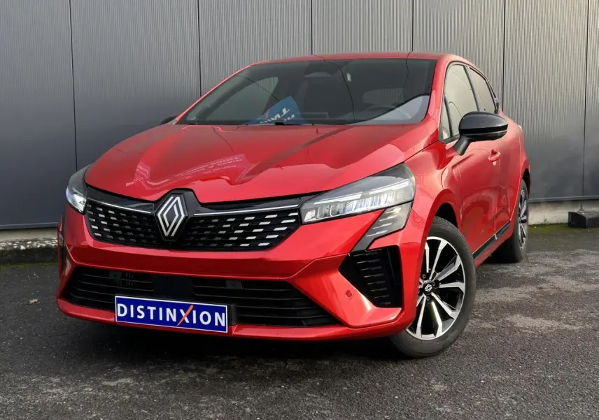 Renault Clio 2025 Rouge Désir vue 3/4 avant droit, avec calandre noire et jantes alliage diamantées.