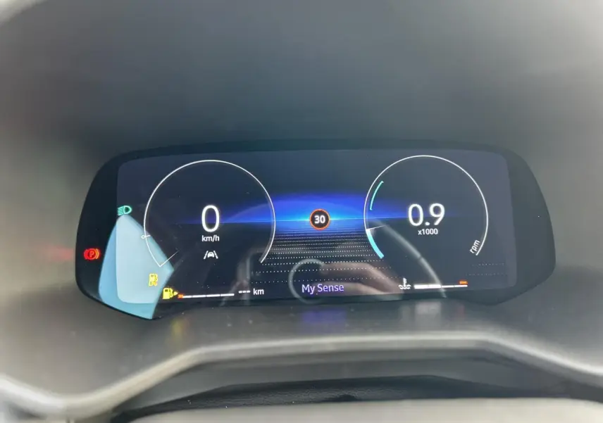 Vue rapprochée du combiné d'instrumentation numérique 10 pouces de la Renault Clio Eco-G 100 Techno affichant la vitesse et le régime moteur.