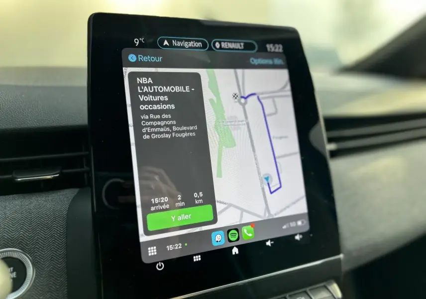 Écran tactile central du système multimédia Easy Link 9,3" de la Renault Clio 2025, affichant la navigation.