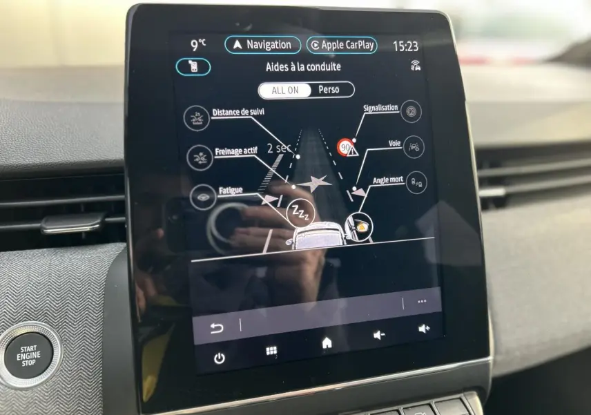 Écran tactile central de la Renault Clio 2025 affichant les aides à la conduite avec interface Apple CarPlay.