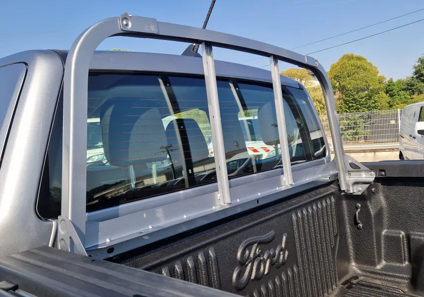 Vue rapprochée de la benne arrière gris iconic du Ford Ranger Super Cabine 2026 avec protection métallique et intérieur texturé.