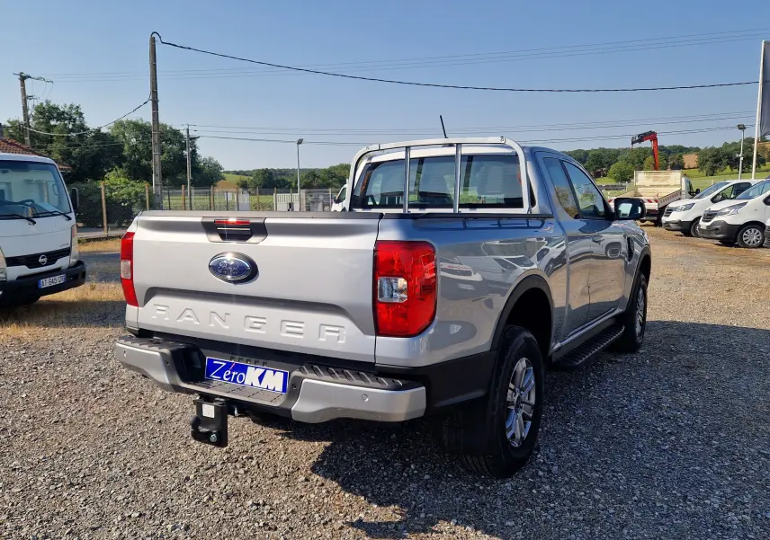 Vue 3/4 arrière droite du Ford Ranger Super Cabine gris Iconic avec attelage et barres de protection sur la benne.