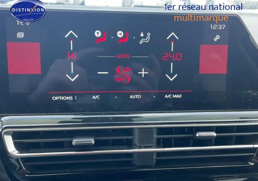 Écran tactile de climatisation avec commandes digitales sur tableau de bord noir du Citroën C5 Aircross 2025.