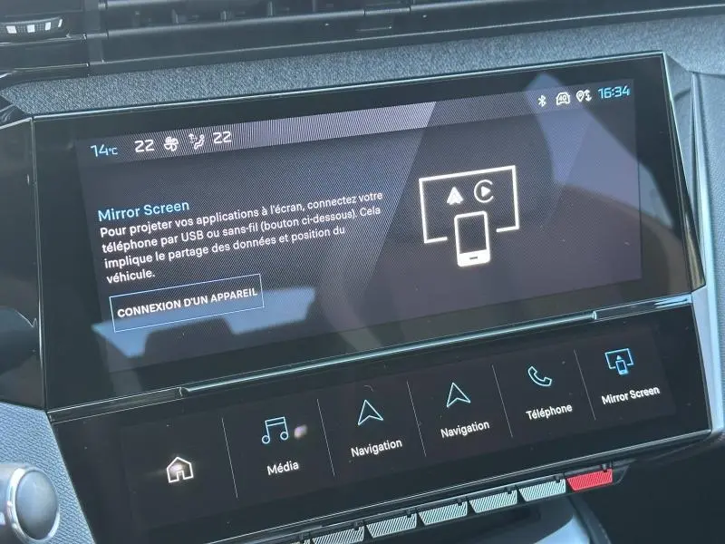 Vue rapprochée de l’écran tactile central du Peugeot 308 SW 2024, affichant l’interface Mirror Screen.