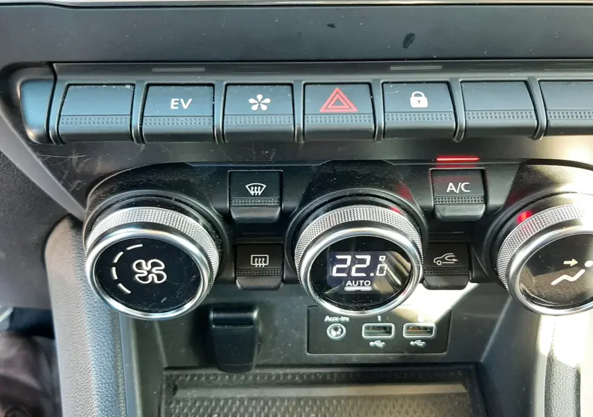 Vue rapprochée des commandes de climatisation et boutons fonctionnels du tableau de bord du Renault Captur E-Tech 2022.