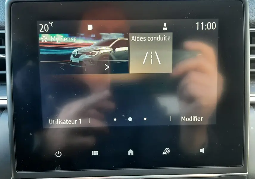 Écran tactile du système multimédia du Renault Captur E-Tech 145ch Intens affichant les aides à la conduite.