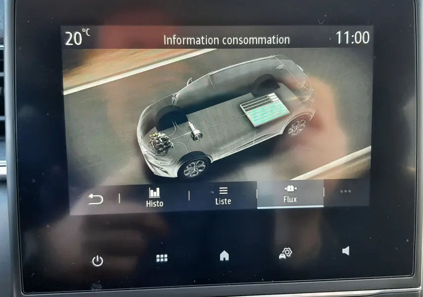 Écran central montrant la consommation d'énergie du Renault Captur E-Tech 145ch Intens, vue intérieure frontale.