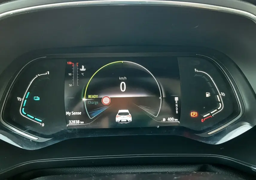 Vue rapprochée du tableau de bord numérique du Renault Captur E-Tech 145ch Intens 2022, affichant la vitesse à 0 km/h.