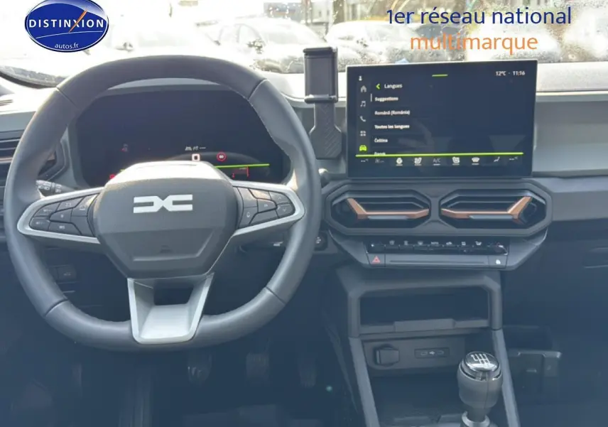 Vue intérieure centrée sur le volant multifonction et l'écran tactile du tableau de bord du Dacia Bigster 2026.