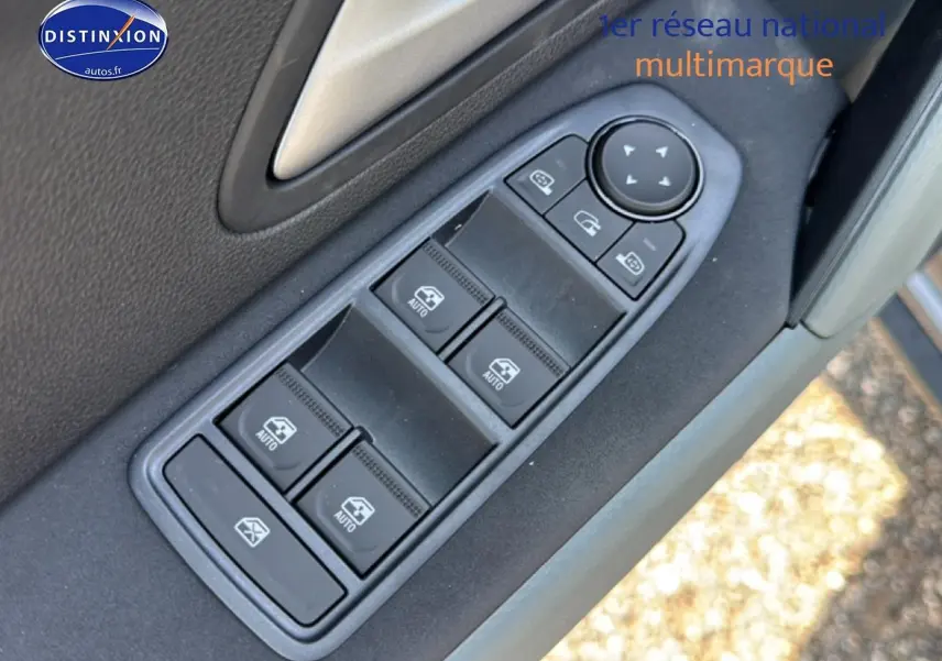 Gros plan sur les commandes des vitres électriques et rétroviseurs sur la porte côté conducteur du Dacia Bigster gris schiste.