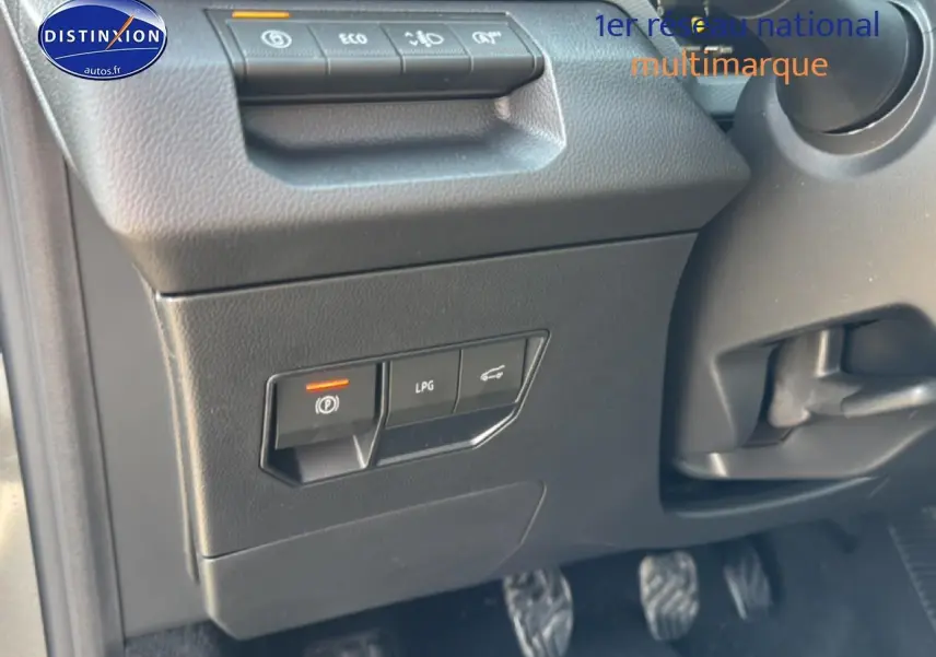 Détail intérieur côté gauche du tableau de bord du Dacia Bigster gris schiste, avec commandes LPG et frein à main électrique.