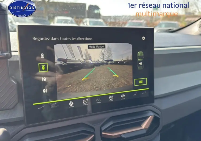 Écran tactile intérieur du Dacia Bigster 2026 montrant la caméra de recul avec vue arrière sur un parking.