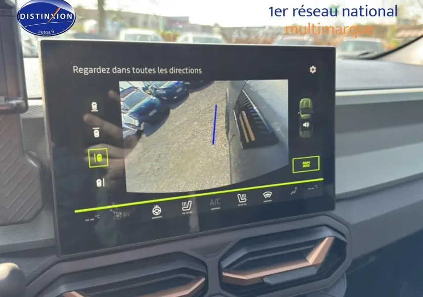 Vue rapprochée de l'écran tactile intérieur affichant la caméra de recul d'un Dacia Bigster gris schiste.