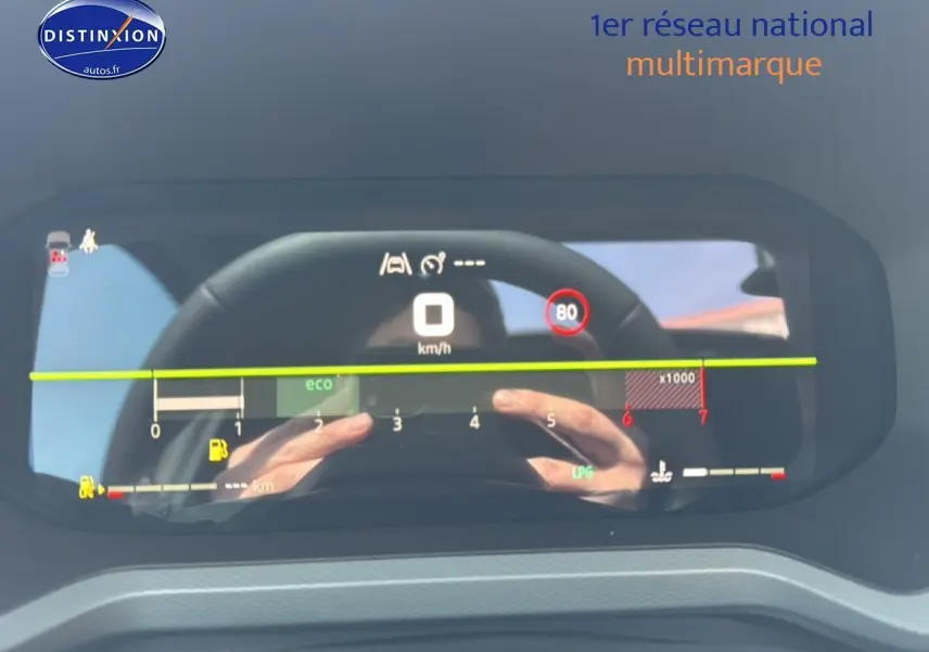 Tableau de bord numérique du Dacia Bigster gris schiste, affichage vitesse et indicateurs, vue frontale rapprochée.