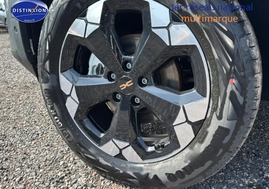 Gros plan sur la jante alu noire et argentée du côté avant droit du Dacia Bigster gris schiste 2026.