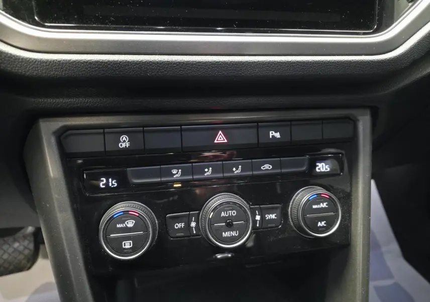 Tableau de bord de Volkswagen T-Roc 1.5 TSI 2020 montrant la console centrale de climatisation automatique bi-zone.