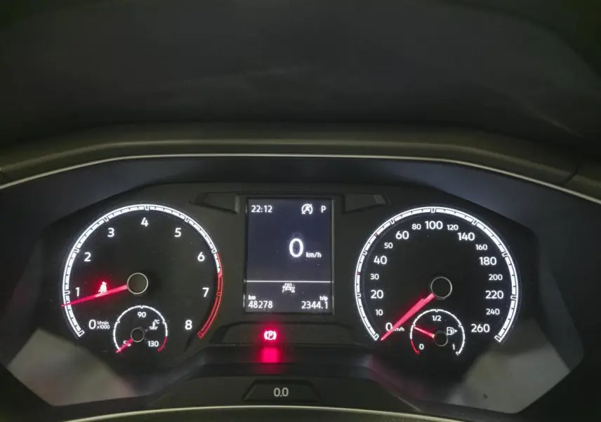 Tableau de bord du Volkswagen T-Roc 1.5 TSI 2020, affichage digital au centre et compteurs analogiques noirs.