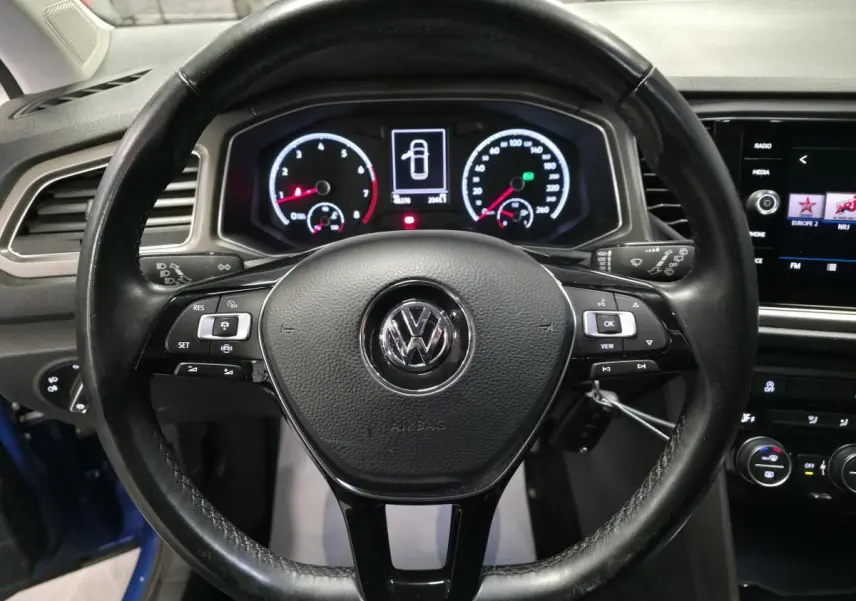 Vue centrée sur le volant en cuir noir et le tableau de bord numérique du Volkswagen T-Roc bleu foncé 2020.