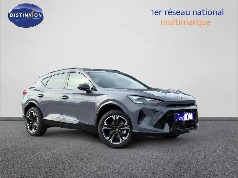 Vue 3/4 avant du CUPRA Formentor 2.0 TDI 150ch en gris Graphène personnalisé avec jantes noires distinctives.