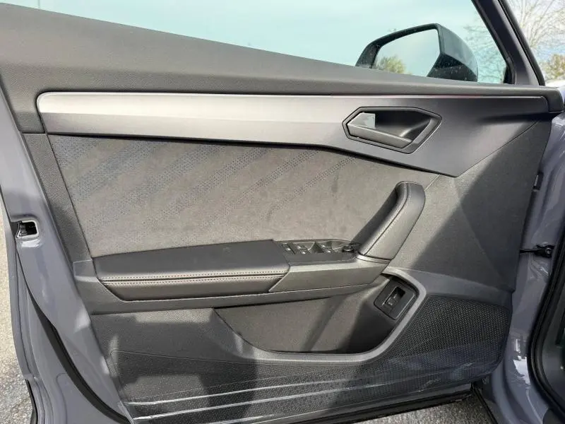 Vue intérieure côté gauche de la porte avant d’une CUPRA Formentor 2.0 TDI 150ch en Gris Graphène personnalisé, avec garniture en cuir et tissu.