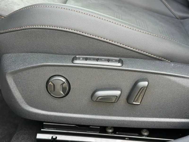 Détail des commandes de réglage électrique du siège avant en cuir gris Graphène personnalisé du CUPRA Formentor 2.0 TDI 2026.