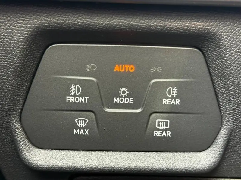Panneau de commandes d’éclairage et désembuage intérieur du CUPRA Formentor 2.0 TDI 150ch, vue rapprochée.