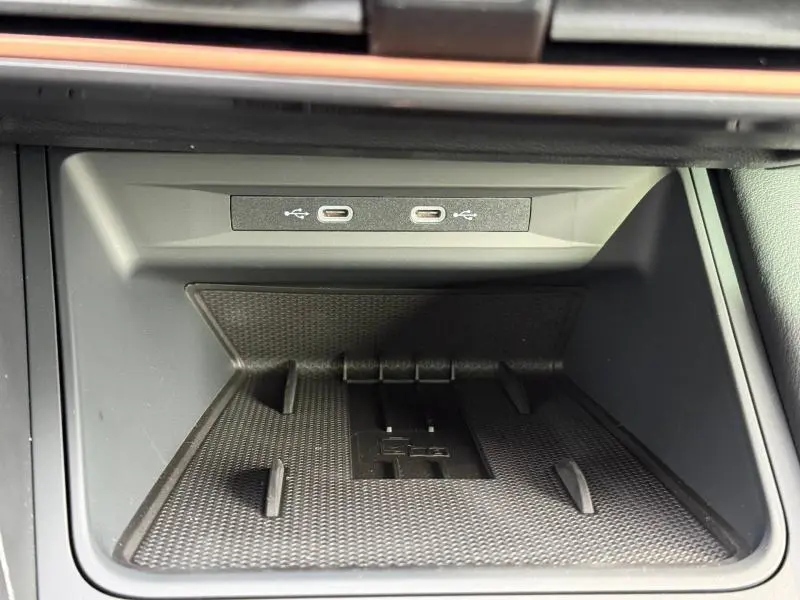 Gros plan sur la zone de rangement avant avec deux ports USB-C dans une CUPRA Formentor 2.0 TDI 150ch 2026.