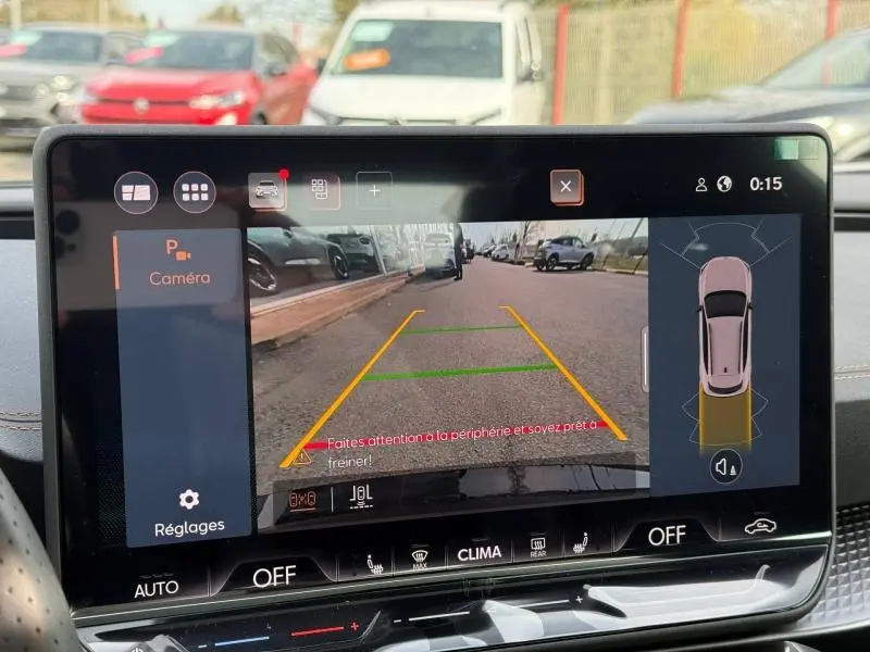 Écran de caméra de recul du CUPRA Formentor Gris Graphène, affichant la vue arrière avec lignes de guidage jaunes et vertes.