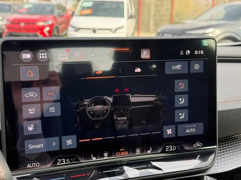 Écran tactile du système de climatisation du CUPRA Formentor 2026, vue intérieure du tableau de bord moderne.