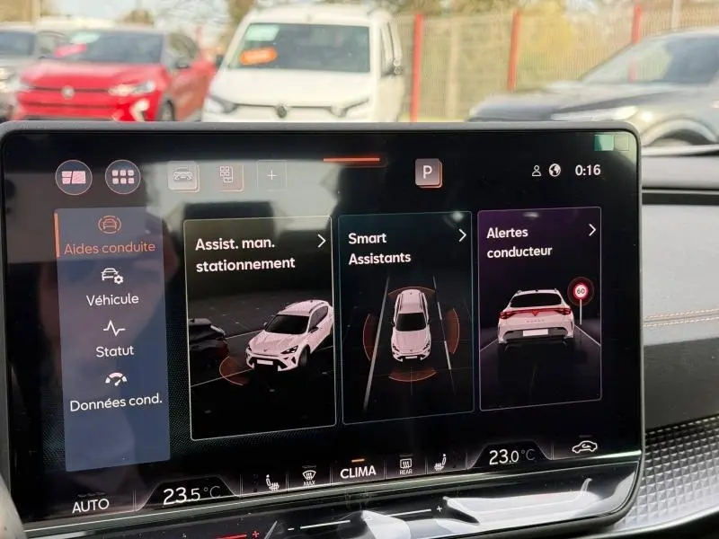 Écran tactile du système d’aide à la conduite du CUPRA Formentor 2.0 TDI 150ch en intérieur, affichant les assistances au stationnement et alertes.