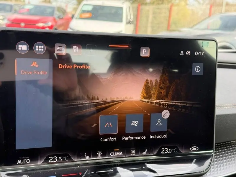 Écran tactile du tableau de bord du CUPRA Formentor 2.0 TDI 150ch en mode Drive Profile, affichant les options de conduite.