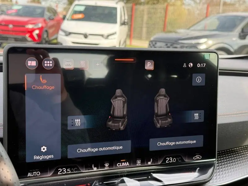 Vue intérieure du tableau de bord du CUPRA Formentor 2.0 TDI 150ch, écran tactile affichant le réglage du chauffage des sièges.