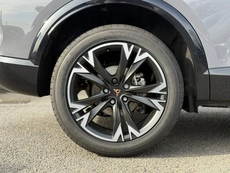 Gros plan sur la roue avant droite du CUPRA Formentor 2026 gris Graphène avec jante alliage noire et argentée au design anguleux.